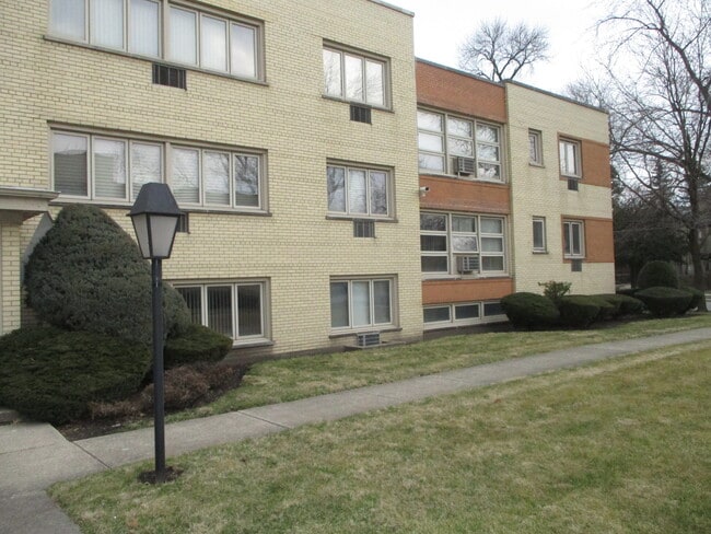 Building Photo - 1836 W 107th St