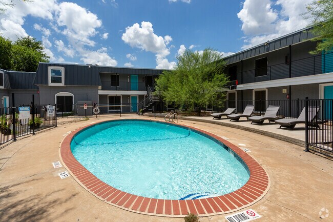 Piscina MS.jpg - Mueller Square