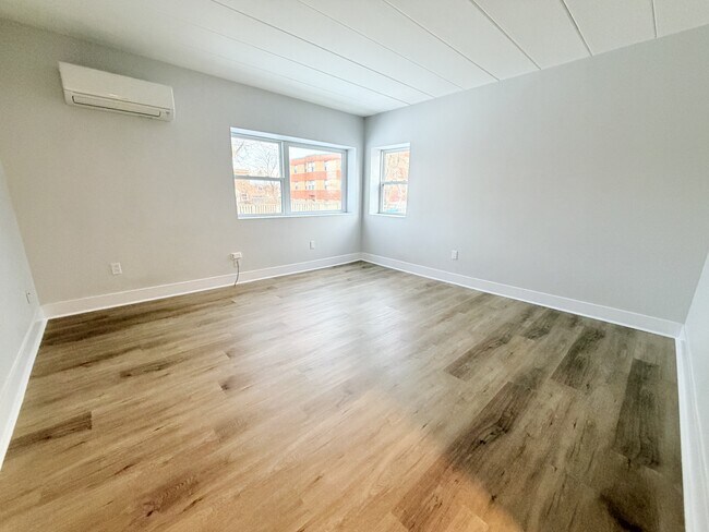 Photo du bâtiment - 301 Indian Rd S