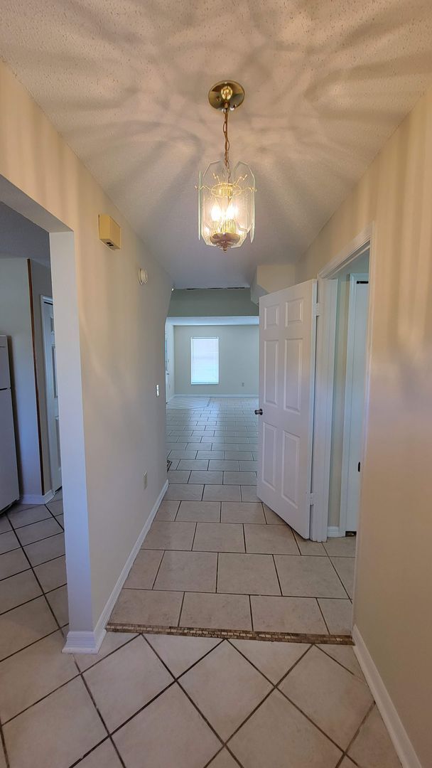 Foto del edificio - 611 W Oak Terrace Dr