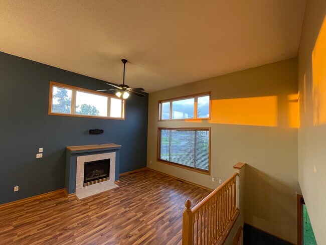 Sala de estar del piso principal - 15115 Cimarron Ct