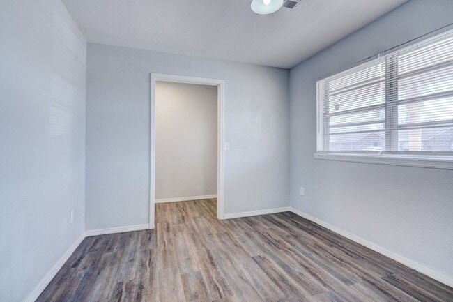 Foto del edificio - 629 Parkhurst Terrace