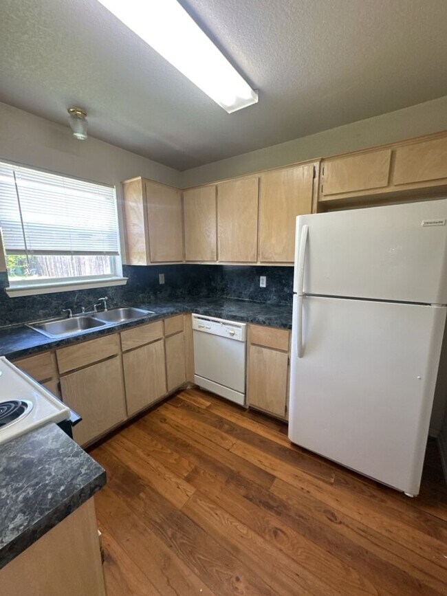 Foto del edificio - 3bd/2ba Single-Family Home on Amethyst Dr!