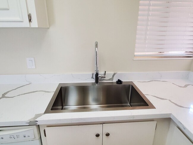 Foto del edificio - 3 bedroom, 2 bathroom home with 2 car garage.