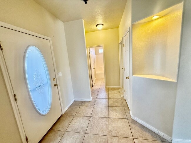 Building Photo - 2050 W Canyon View Dr