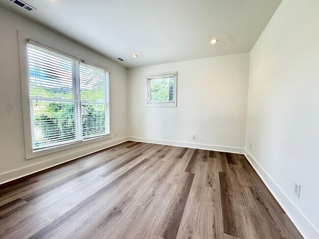 Foto del edificio - 3 Bed, 2.5 Bath Home w/ 2 Vehicle Carport and Fenced Backyard
