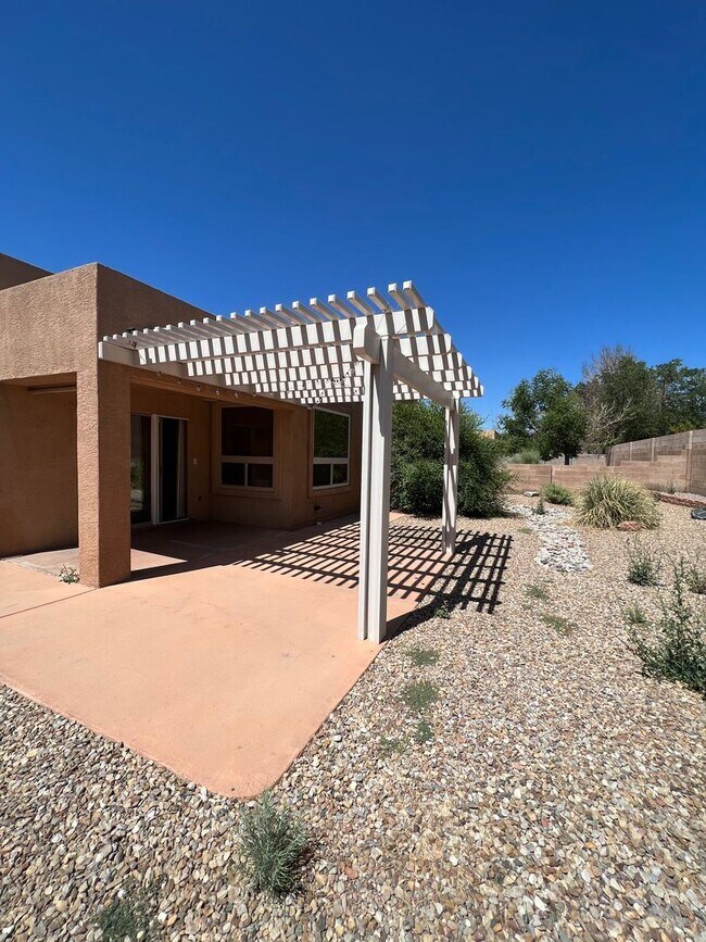 Building Photo - 4 br, 2 bath House - 1020 Via Chamisa NE