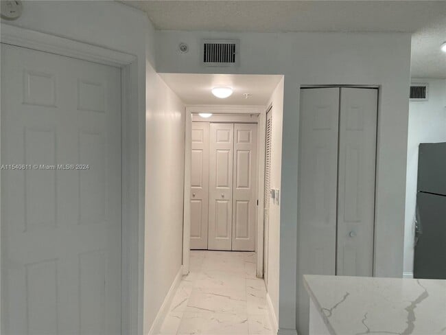 Building Photo - 720 SW 111th Ave