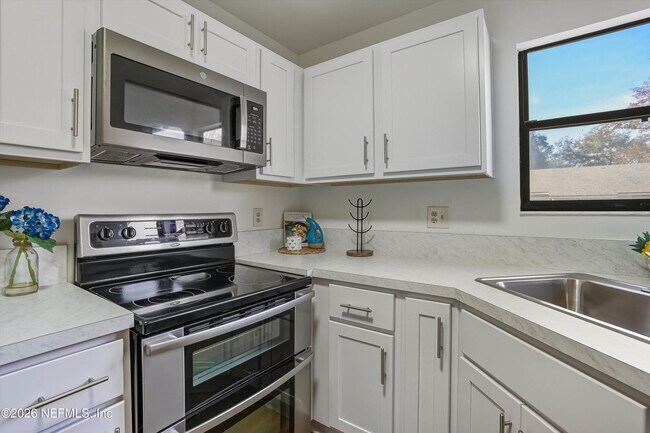 Foto del edificio - 8329 Derbyshire Pl