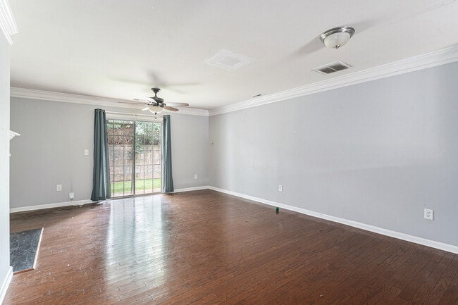 Building Photo - 703 Crestwell Cir SW