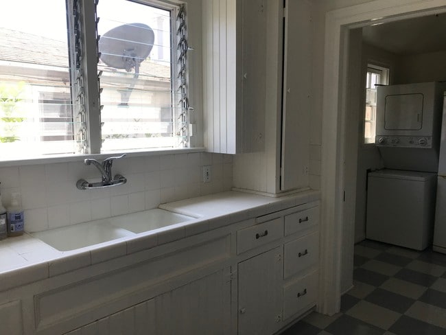Roomy Kitche - 10643 Ashton Ave