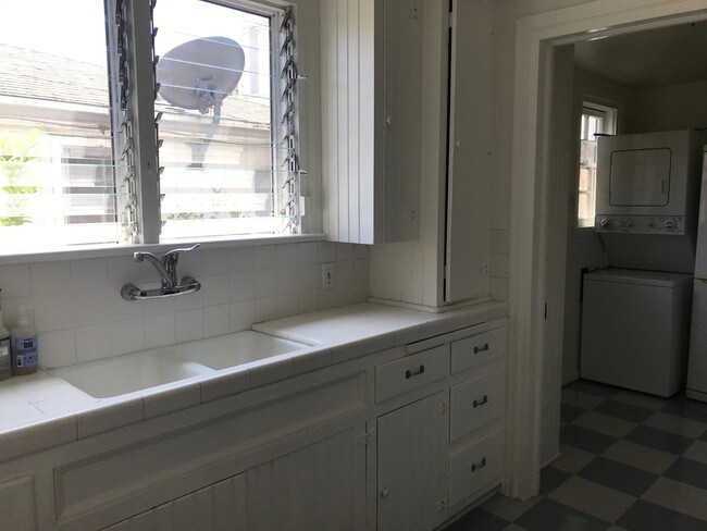 Roomy Kitche - 10643 Ashton Ave