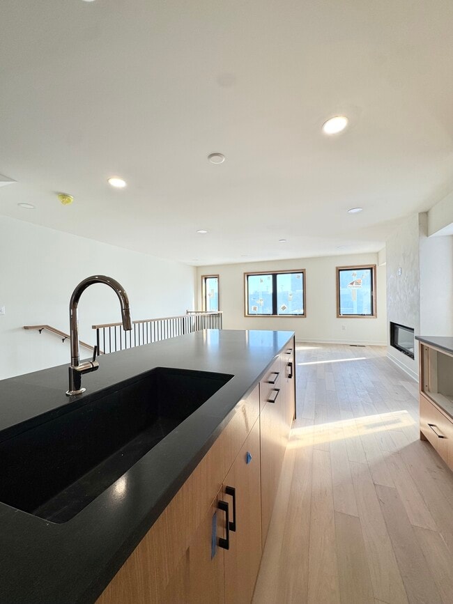 Foto del edificio - 537 E 19th St