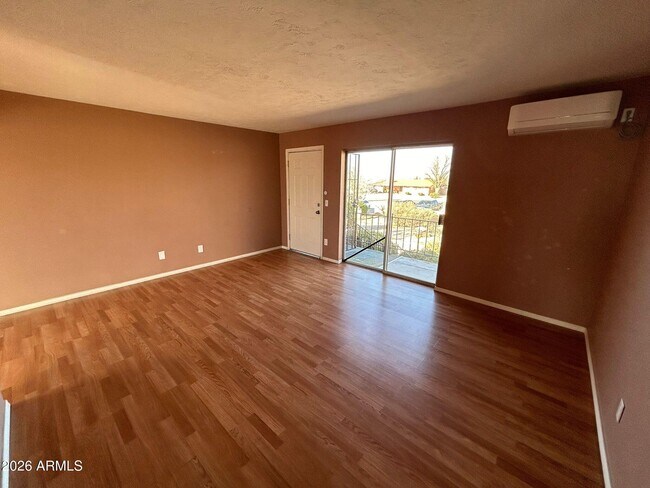 Foto del edificio - 1955 E 8th St