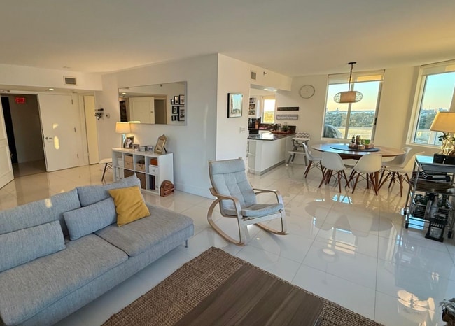 Foto del edificio - 5900 Collins Ave