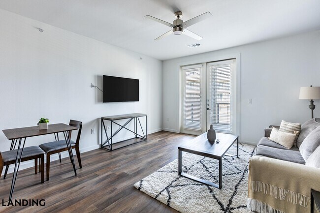 Foto del edificio - 5511 Caprock Smt Dr