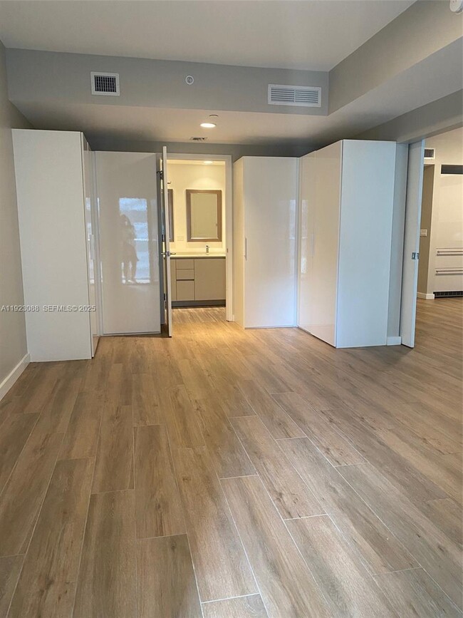 Building Photo - 1010 Brickell Ave