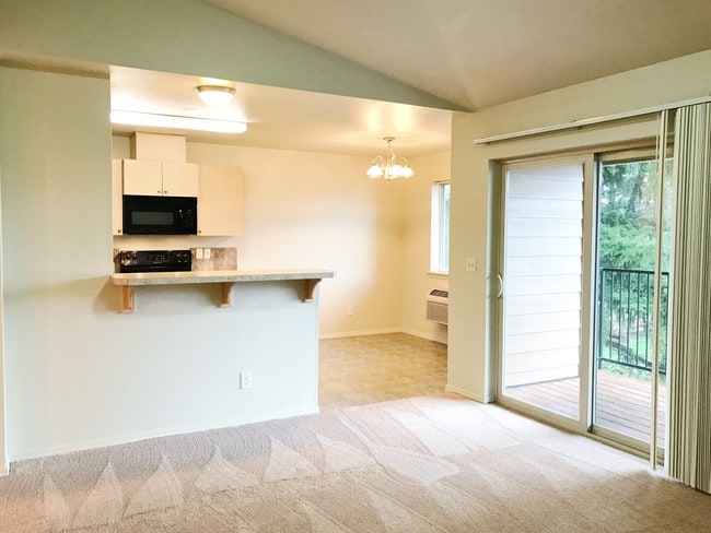 Quartz Light Breakfast Bar - Stoneplace Apartment Homes