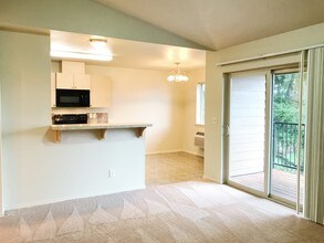 Quartz Light Breakfast Bar - Stoneplace Apartment Homes