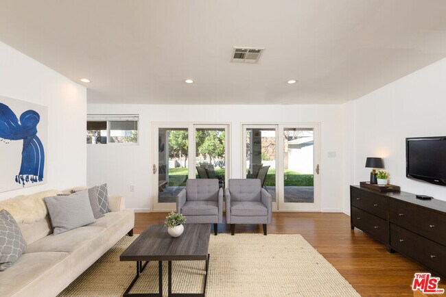 Foto del edificio - 13451 Friar St