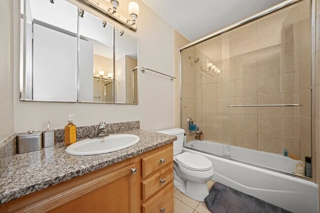 Building Photo - Beautiful corner unit with lake and city v...