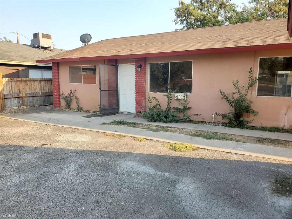 2 br, 1 bath Duplex 3007 West Walnut Avenue Townhome Rentals in