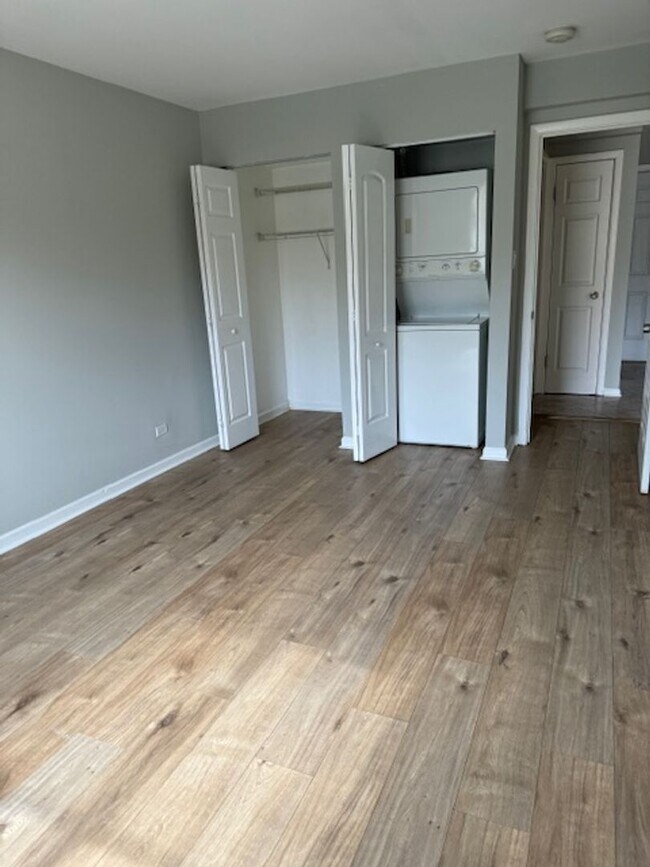 Foto del edificio - Coming Soon: 1BR Apartment with Enclosed Balcony in Oak Forest