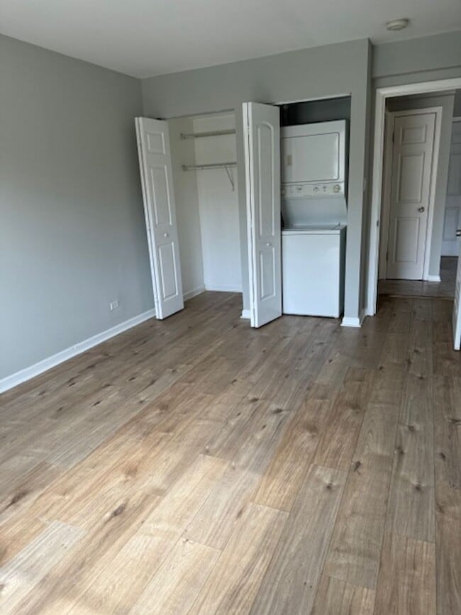 Building Photo - Coming Soon: 1BR Apartment with Enclosed Balcony in Oak Forest