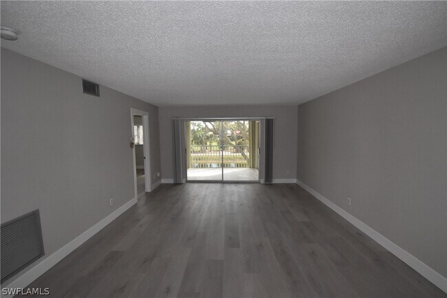 Foto del edificio - 5667 Rattlesnake Hammock Rd