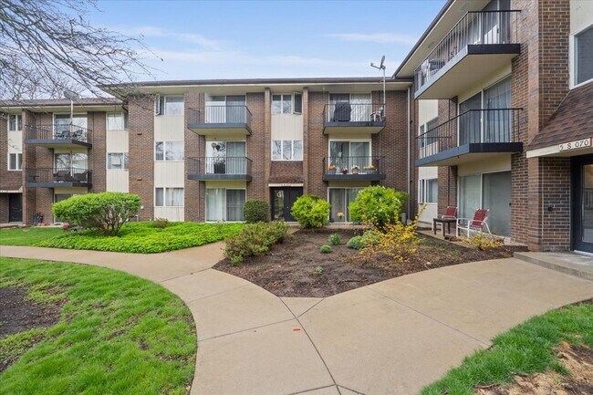 Foto del edificio - 5S070 Pebblewood Ln