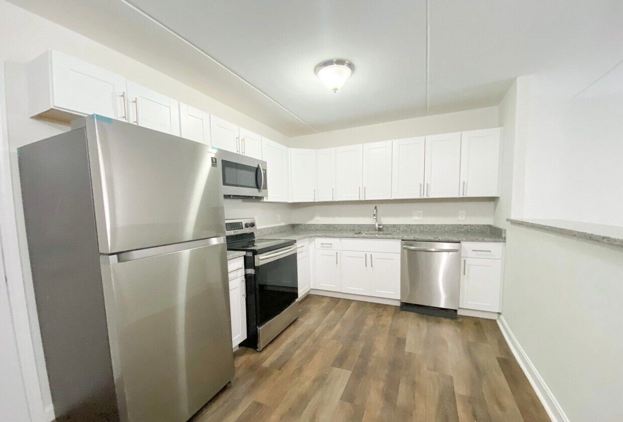 Primary Photo - 252 Hyde Park Ave