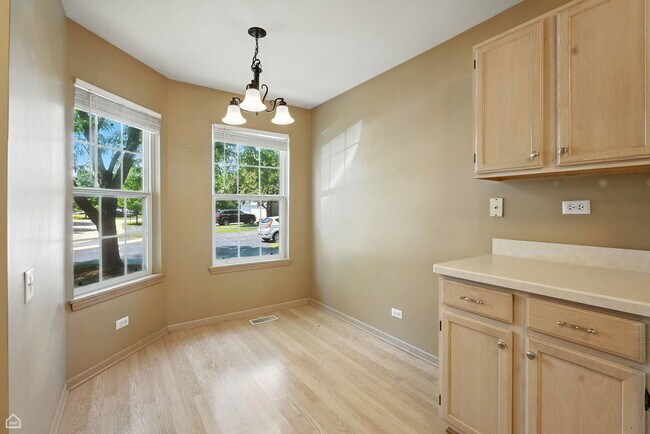 Foto del edificio - 223 Mistwood Ln