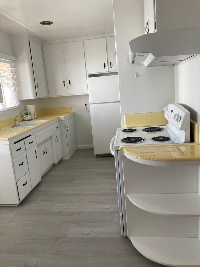 Kitchen - 1727 E Villa St