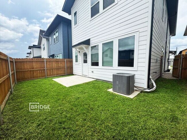Foto del edificio - 33150 Oak Hts Pl