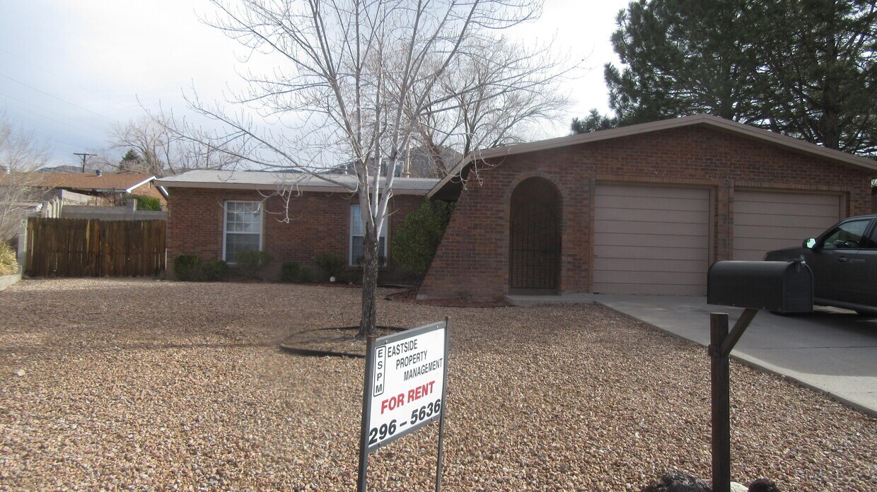 Foto principal - 3828 Valerie Pl NE