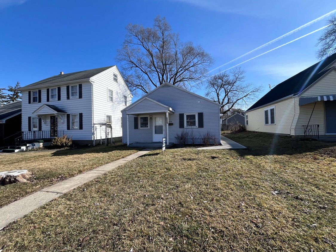 Primary Photo - 4029 S Hanna - Updated Kitchen, New Applia...