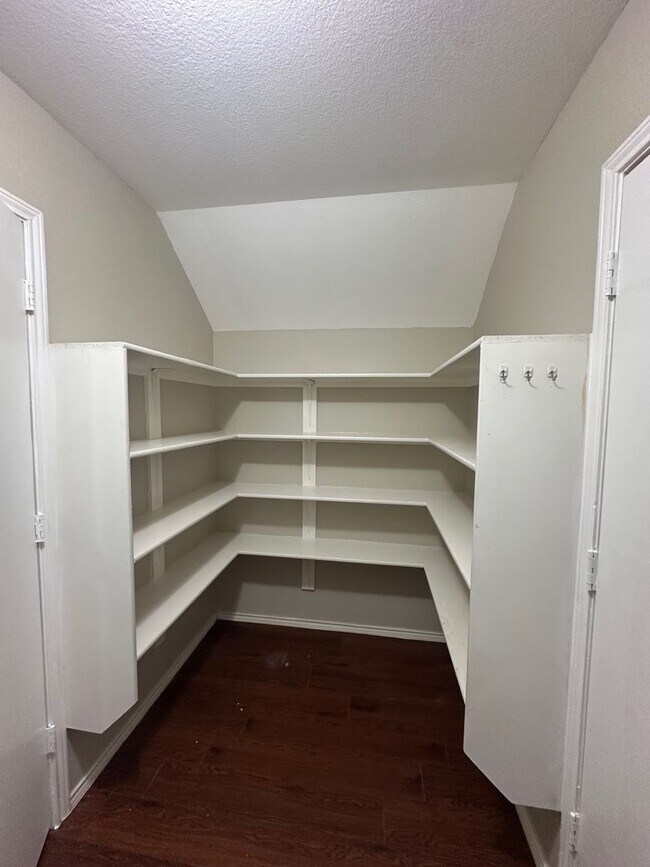Foto del edificio - **Available 6/6/25**