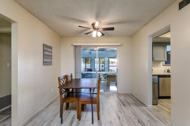 Building Photo - 635 E Manhatton Dr