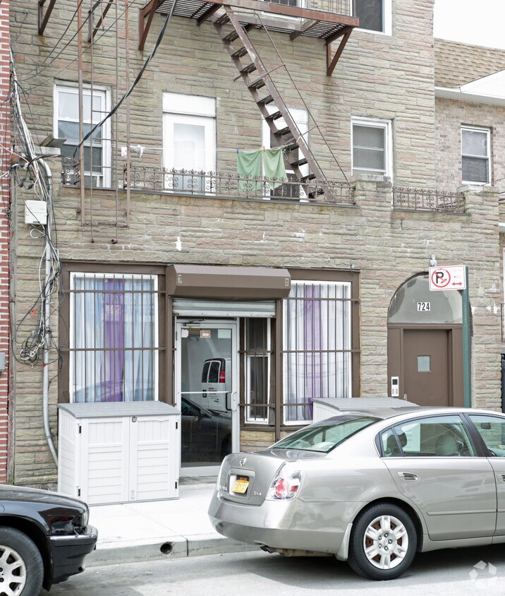 Building Photo - 724 E 214th