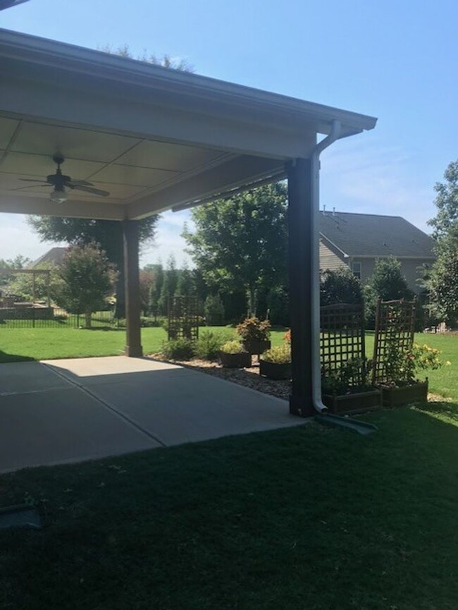 Building Photo - Luxurious Executive 4 Bedroom House!