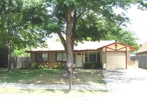 Building Photo - 1613 Whiteoak Dr