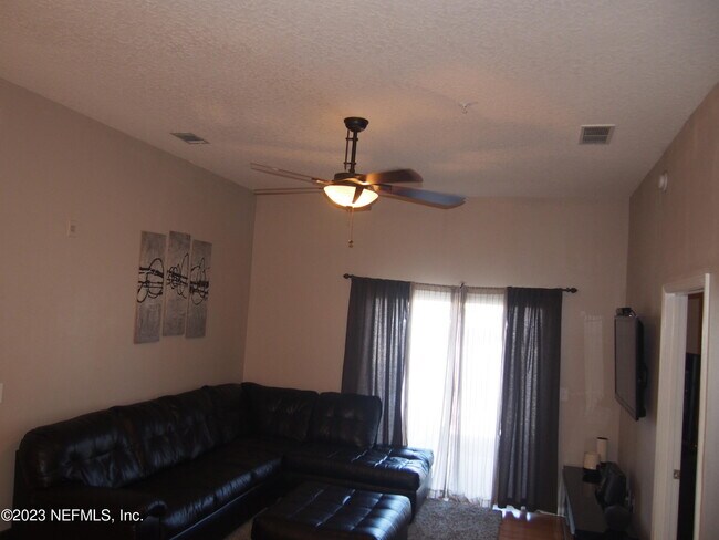Foto del edificio - 7920 Merrill Rd