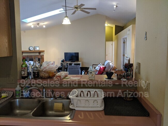 Foto del edificio - 1538 W University Heights Dr S