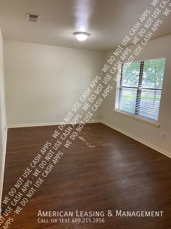 Building Photo - 2bed/1bath Duplex Available for Lease in L...