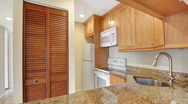 Building Photo - 616 Sea Pine Way
