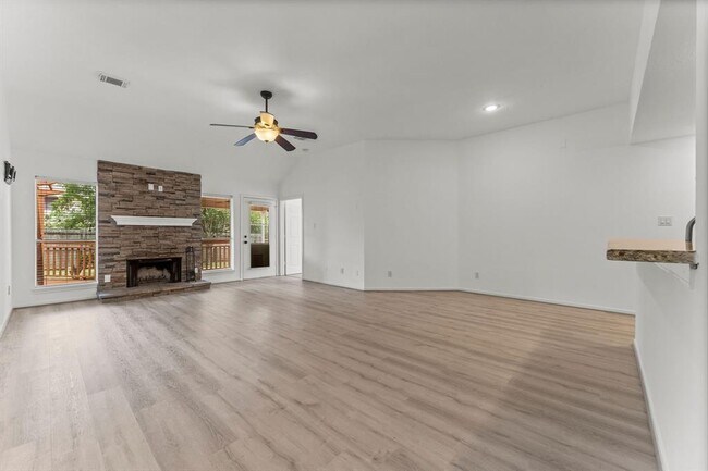 Foto del edificio - 351 Fantasy Ln