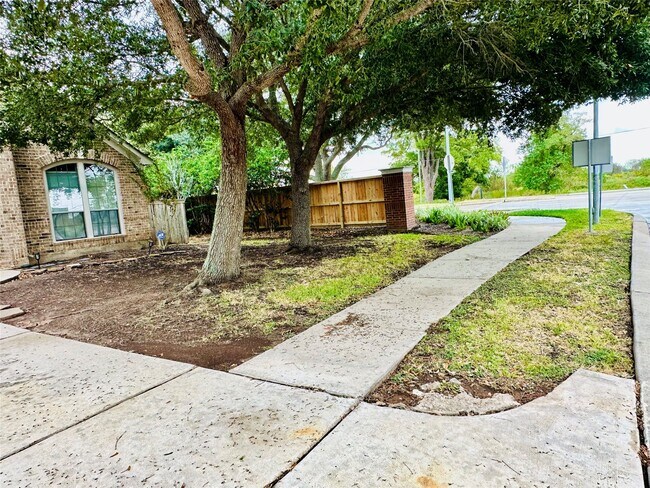 Foto del edificio - 5643 Walnut Glen Ln