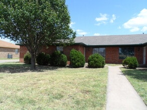 Building Photo - 404 N Nolan River Rd