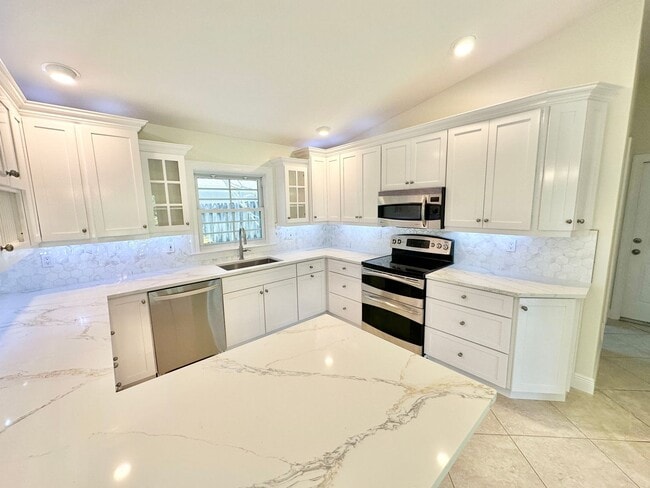 Building Photo - **4 BED / 3 BATH ** SINGLE FAMILY ** NO HOA ** CENTRAL NAPLES ** ANNUAL **