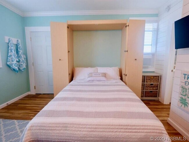 Building Photo - 833 E 24th Ave